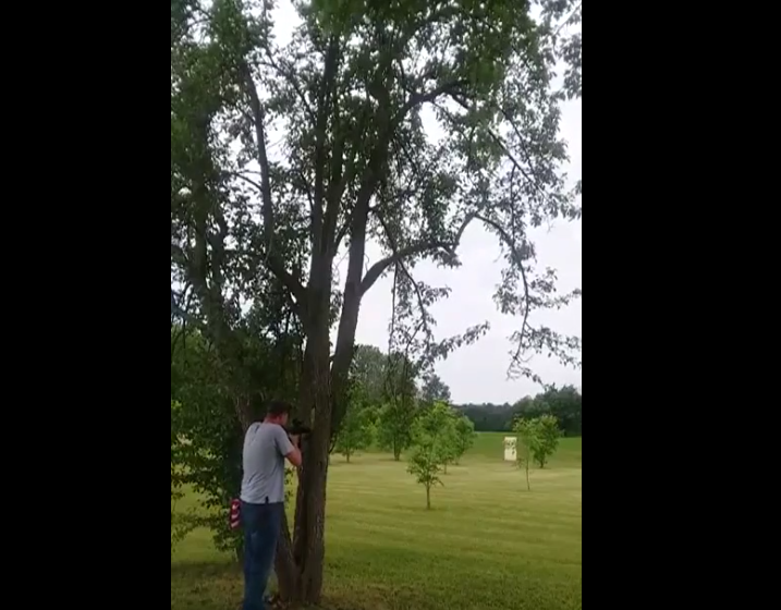 Tirer dans un réfrigérateur rempli d&rsquo;explosifs