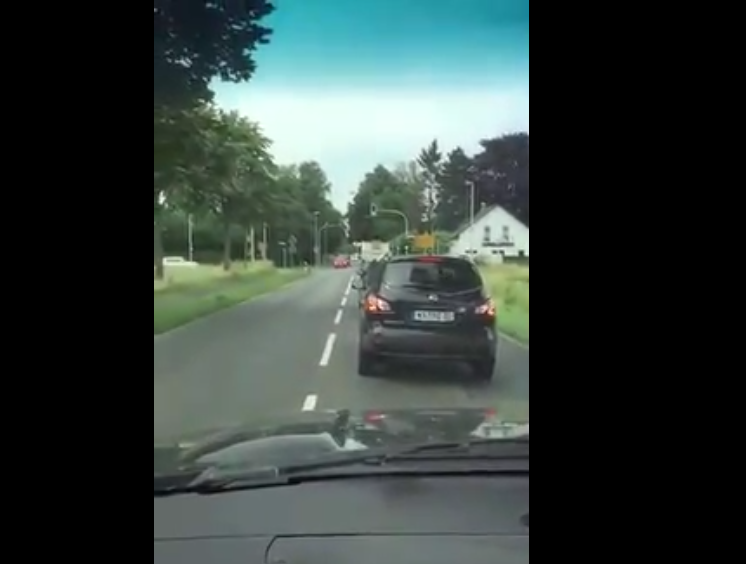 Un automobiliste filmé en train de rouler avec un homme sur le pare-brise