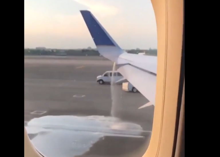 Un avion a une grosse fuite de carburant sur une aile