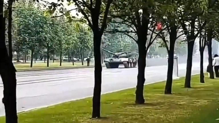Un char d’assaut se crashe violemment en pleine rue à Minsk