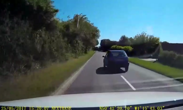 Un chauffard double comme un idiot et se fait immédiatement punir !