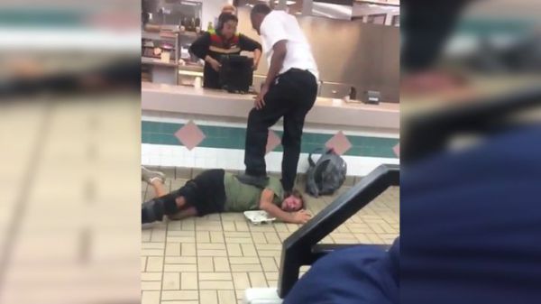 Un client agité se fait taser par un employé de Burger King