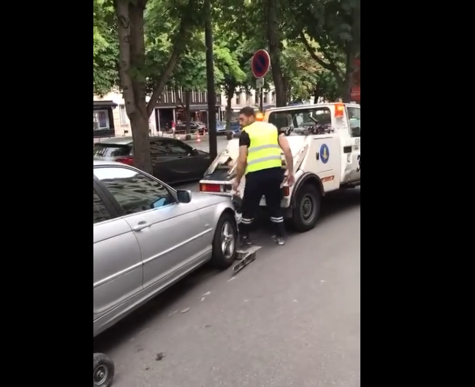 Un dépanneur fait une boulette en voulant remorquer un véhicule !