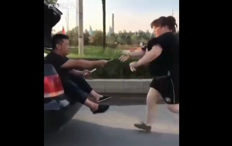 Un homme a trouvé la seule solution pour motiver sa copine à faire du sport !