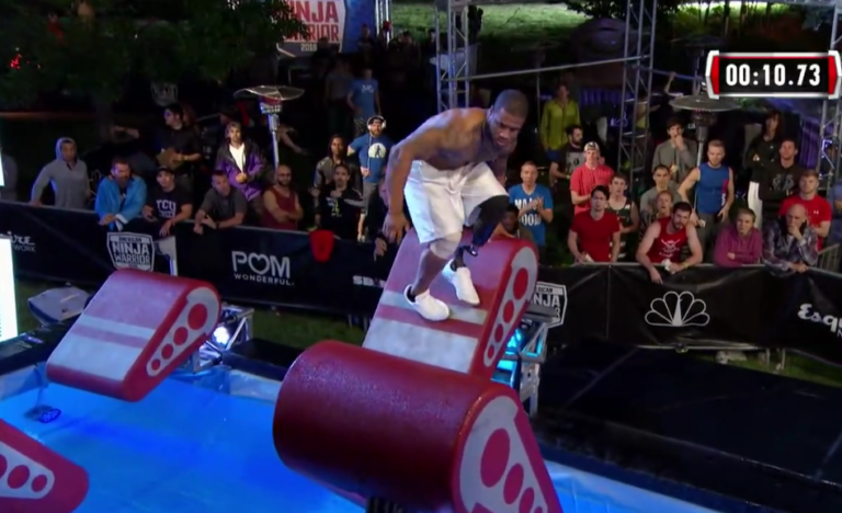 Un homme avec une prothèse à American Ninja Warrior