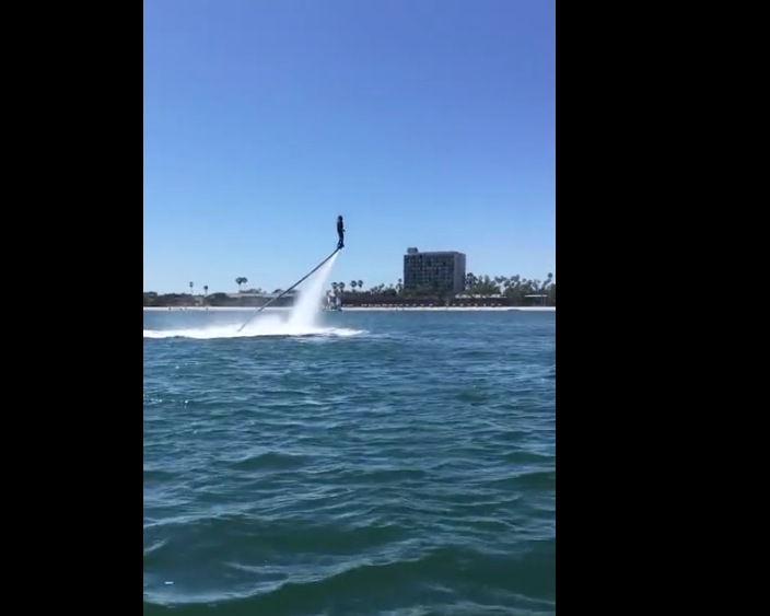 Un homme en flyboard aide à redresser un catamaran chaviré