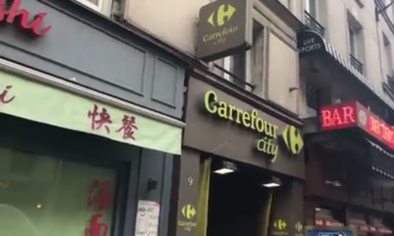 Un homme énervé dans un Carrefour City à cause des frigos en panne à Paris