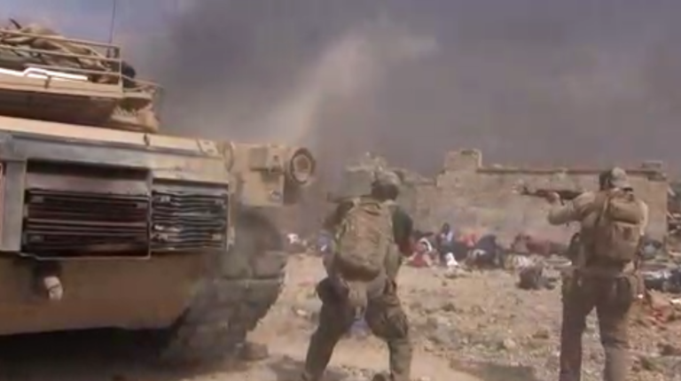 Un humanitaire prend d’énormes risques pour sauver une petite fille prise au milieu de tirs avec Daesh