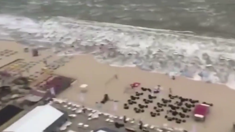 Un mini-tsunami surprend des touristes sur la plage aux Pays-bas