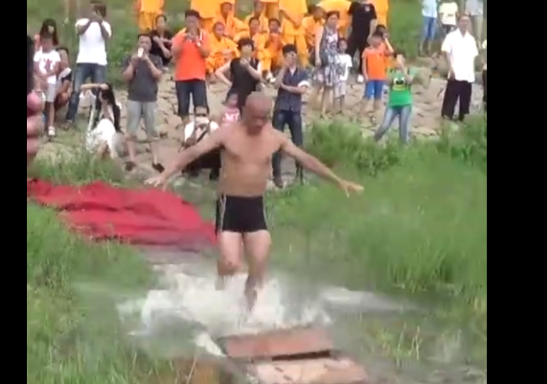 Un moine Shaolin « marche » sur l’eau sur 125 mètres