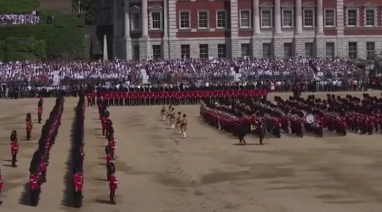Un soldat de la garde royale fait un malaise et s’écroule au sol en pleine cérémonie à Londres
