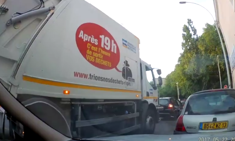 Un éboueur jette des déchets dans la rue de Marseille