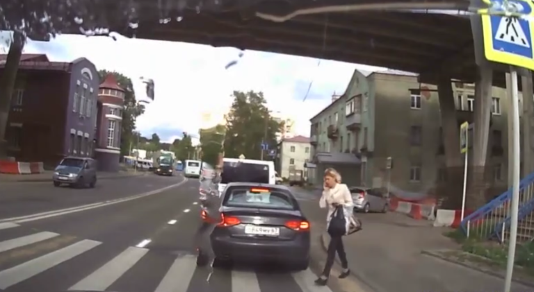 Une femme a la mauvaise idée de traverser une route en étant au téléphone