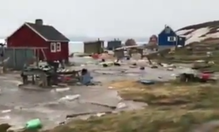 Une femme filme l’arrivée d’un tsunami sur la plage…