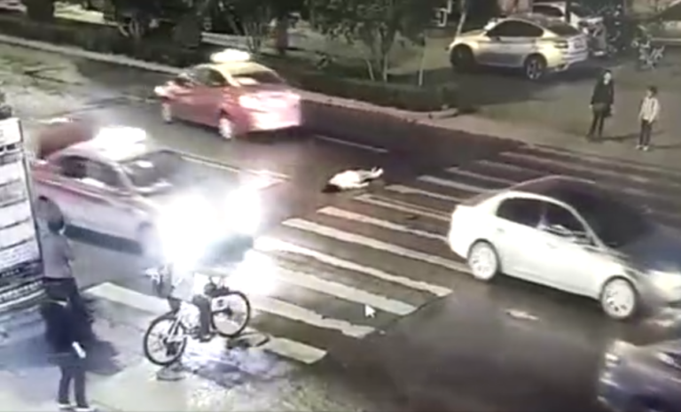 Une femme se fait renverser par deux voitures dans l&rsquo;indifférence générale en Chine