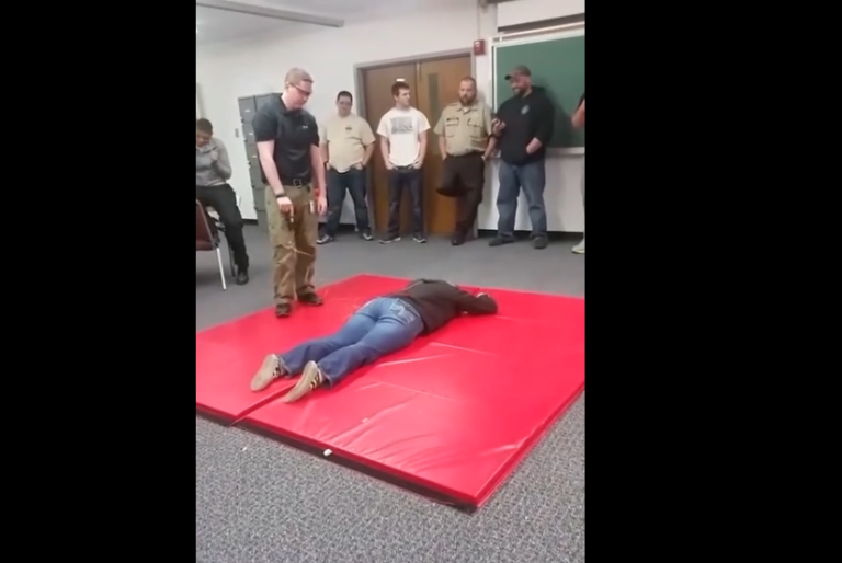 Une femme se prend un coup de taser et va avoir un petit souci