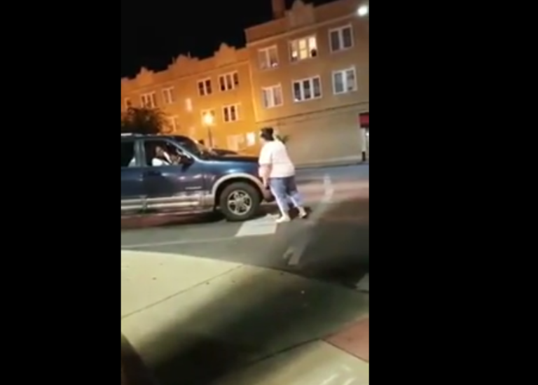 Une manifestante bloque une voiture et finit par le regretter