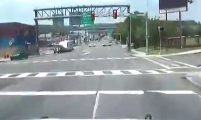 Une policière grille un feu rouge à pleine vitesse et se fait couper la route…