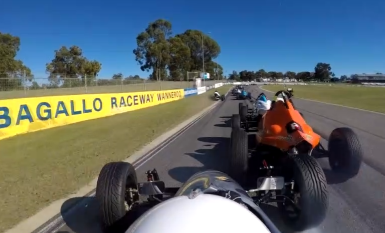 Vol plané pendant une course de Formule Vee