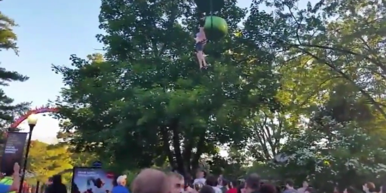 Une fille se retrouve suspendue dans le vide dans un manège