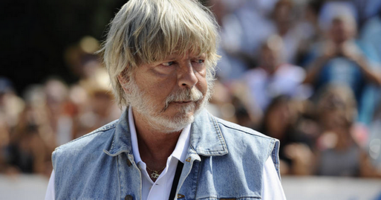 À cause de son nouveau tatouage, le chanteur Renaud s’est fait huer et siffler sur scène…