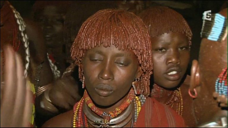 10 RITUELS de PUBERTÉ qui EXISTENT VRAIMENT !