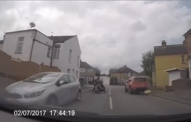 Arnaque à l&rsquo;assurance, un homme à scooter se jette sur le capot d&rsquo;une voiture !