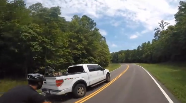 Un automobiliste renverse volontairement un cycliste