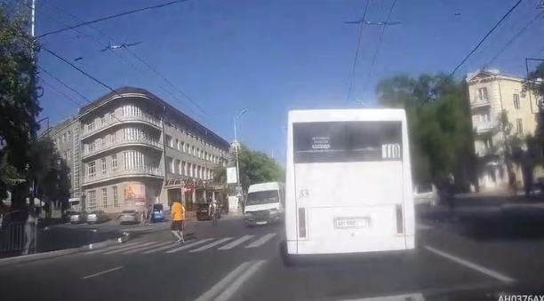 Un cycliste manque de se faire écraser par un utilitaire