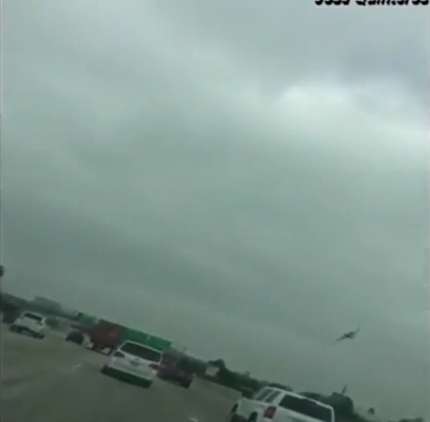 En panne de moteur, un avion de tourisme se crashe sur une autoroute