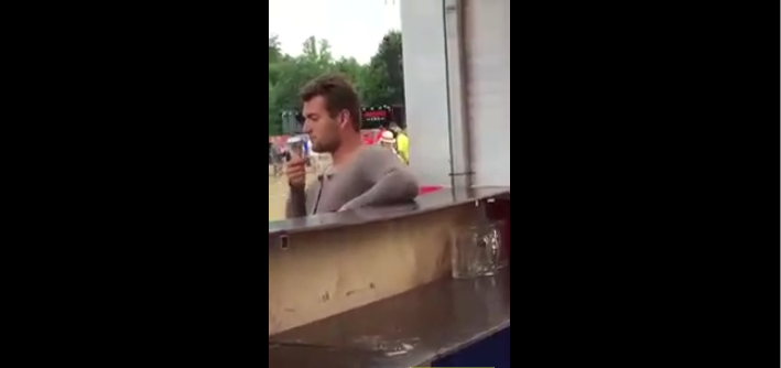 Ivre, il mange une glace avec l’emballage… C&rsquo;est moche !!