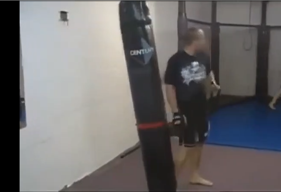 Un Kickboxer propulse son partenaire à travers un mur à l&rsquo;entraînement