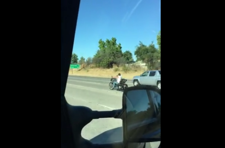 Ne jamais conduire une moto avec une main ! Sinon c&rsquo;est la chute !