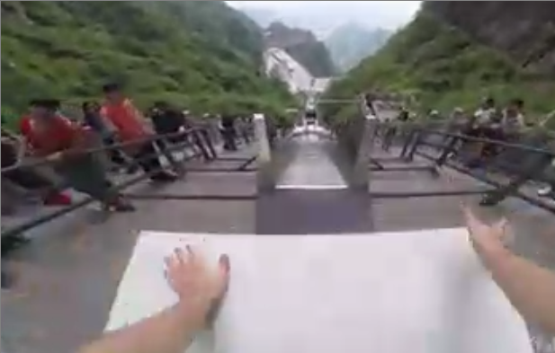 Il fait un parkour musclé et déjanté en Chine