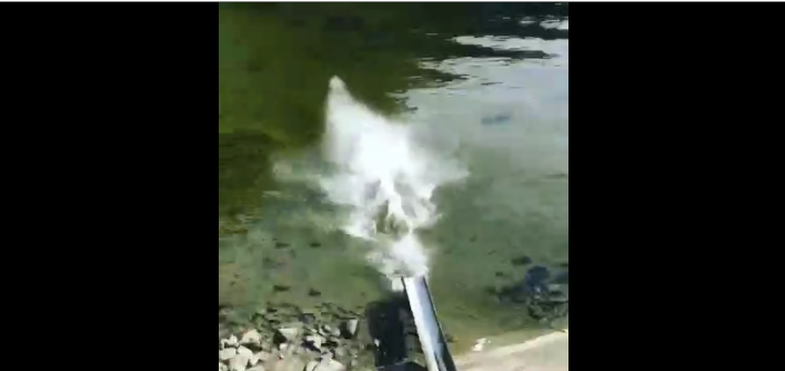 Saut dans un toboggan