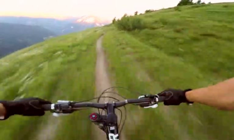 Un VTTiste fait la course avec une marmotte