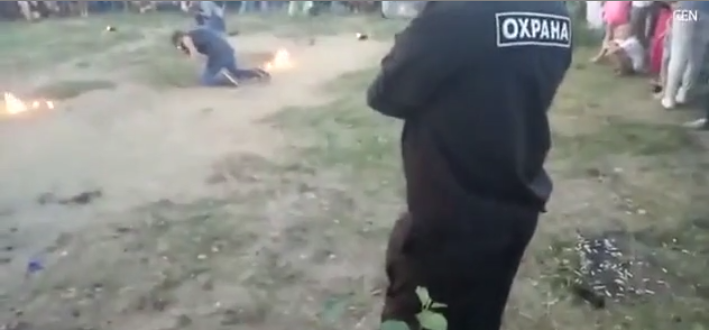 Un cracheur de feu se rate pendant son show