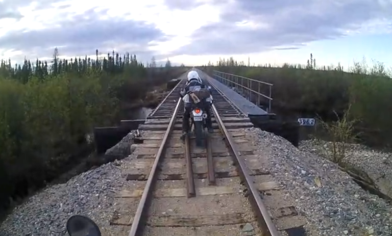 Un motard se retrouve coincé sur une voie ferrée