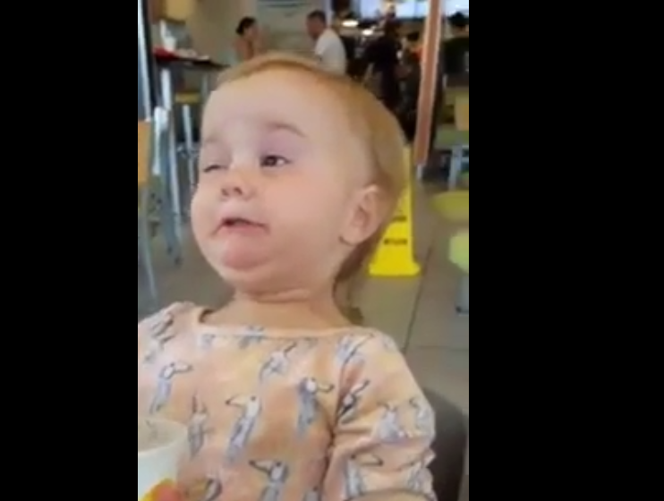 Une enfant goûte du Coca-Cola pour la première fois