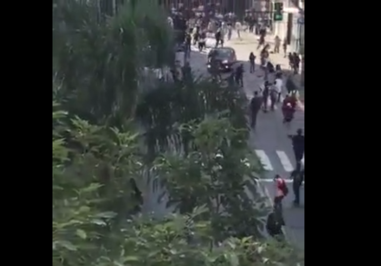 Une voiture fonce dans une foule de skateurs