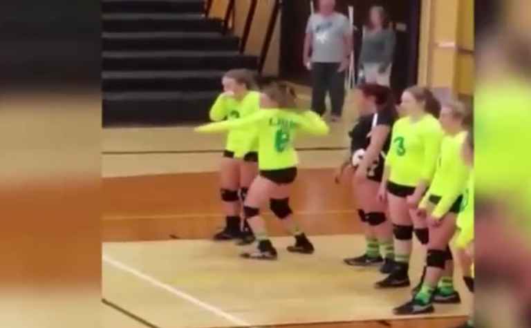 Une volleyeuse se tape la honte 2 fois en quelques secondes