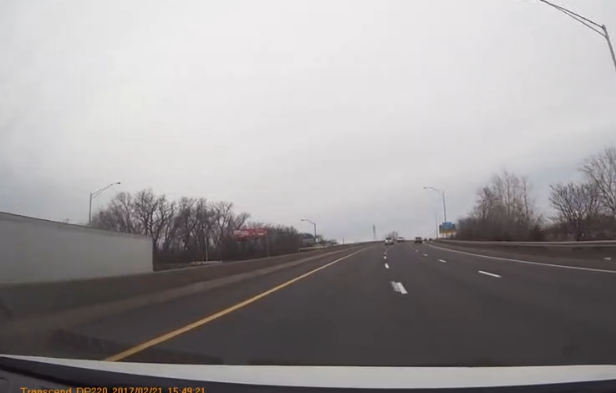 Un automobiliste s&rsquo;insère au dernier moment dans une file de voiture