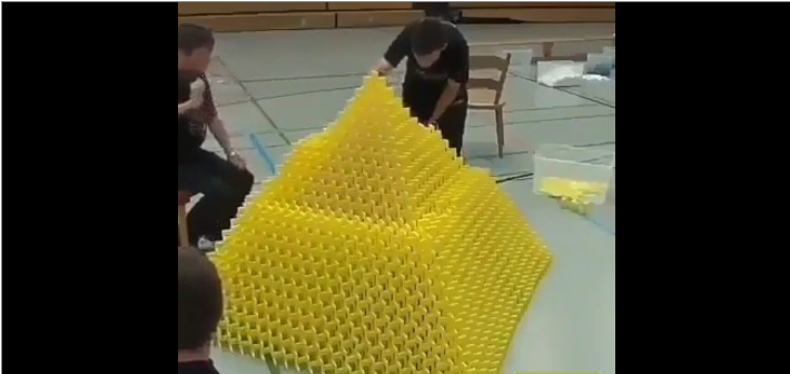 Il fait une boulette en plaçant l’une des dernières pièces d’une pyramide de dominos