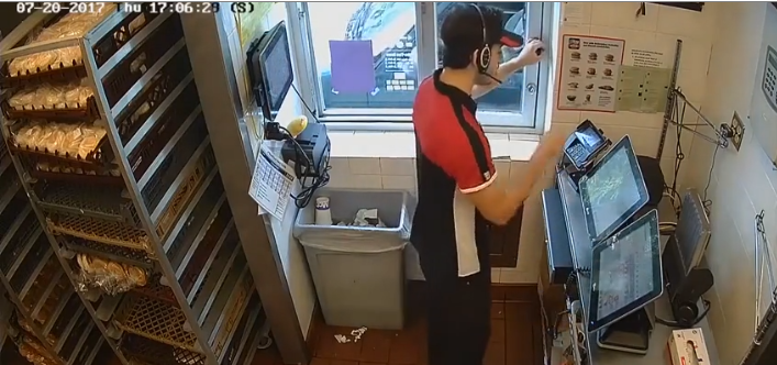 Une femme armée d’un couteau tente de braquer un McDrive…