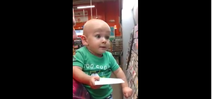 Un bébé émerveillé par des échantillons de peinture