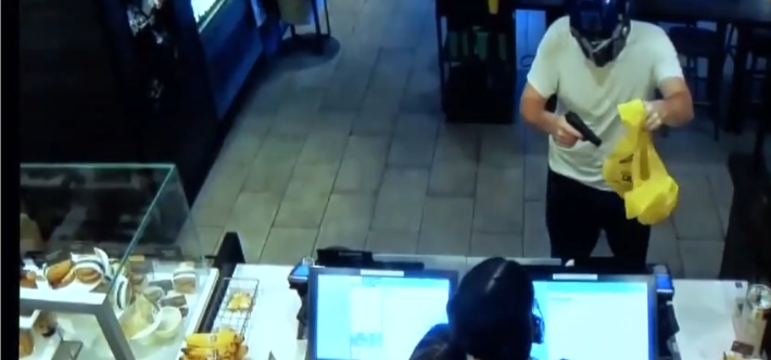 Le client d’un Starbucks s’interpose contre un braqueur armé