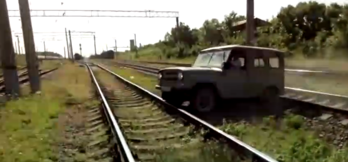 Il coince sa Jeep sur une voie ferrée et tente de la dégager