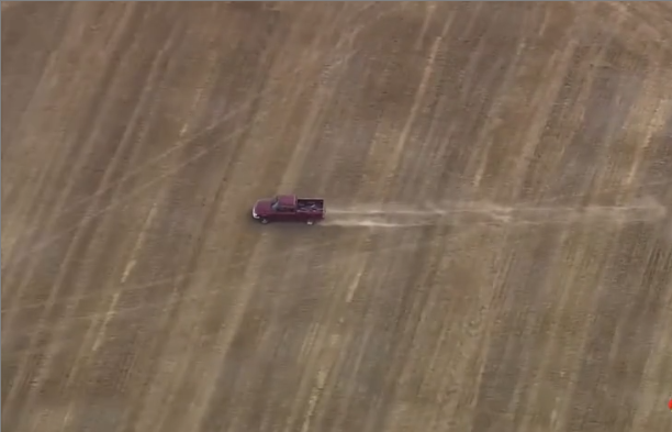 Pourchassé par la police, un suspect a la mauvaise idée de couper dans un champ