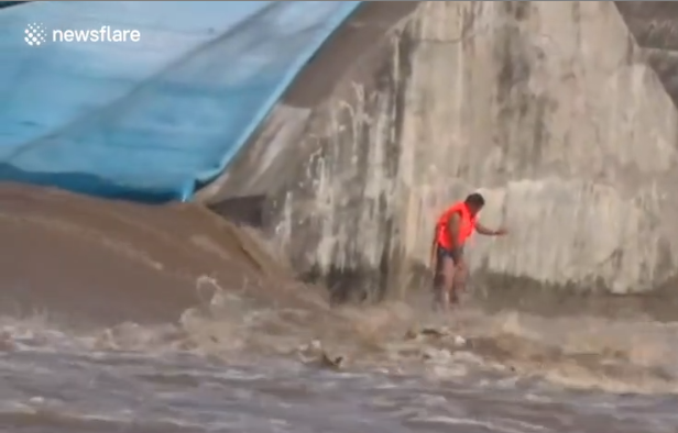 Un drone livre une bouée de sauvetage en Chine