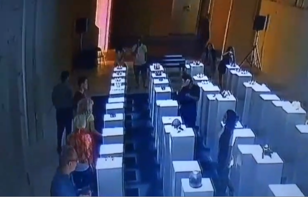 Regardez une femme détruire 200.000€ d’œuvres d&rsquo;art en prenant un selfie !